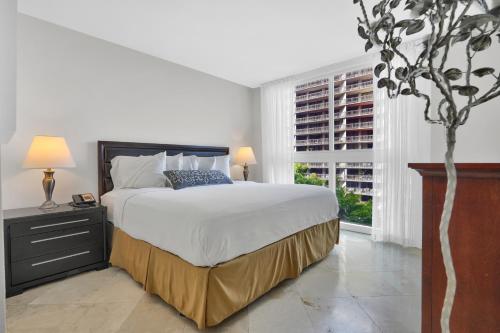 Un dormitorio con una cama grande y una ventana en Modern Bay View Balcony In The Grove Free Parking en Miami