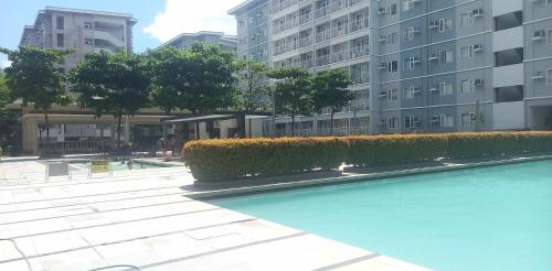 Bazén v ubytování Trees Residences 1 Bedroom with Netflix and Bluetootth Karaoke Speaker with 2 mini Microphone nebo v jeho okolí