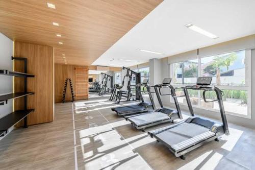 een fitnessruimte met verschillende loopbanden in een kamer bij Studio maravilhoso PUC in Porto Alegre