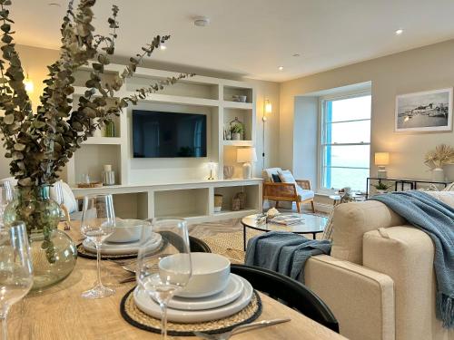 una sala de estar con una mesa con copas de vino. en Number 8 Croft House Tenby, en Tenby