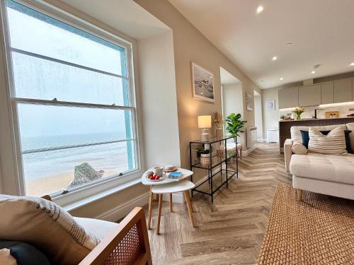 Una sala de estar con vista al mar. en Number 8 Croft House Tenby, en Tenby
