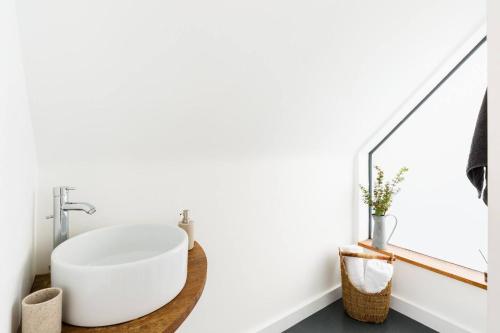 A bathroom at Pass the Keys Vyners Studio Long Compton · Self-Contained 1 Bedroom Studio
