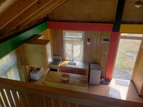 una vista aérea de una cocina en una casa pequeña en Lovers View, en Giraudel