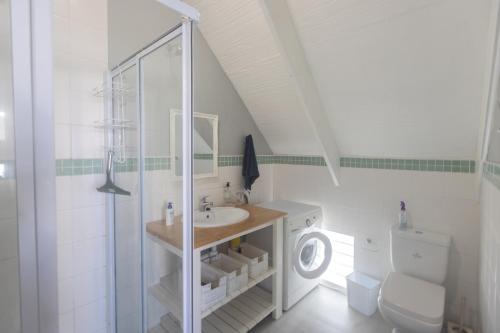 y baño con ducha, lavabo y aseo. en A Resort Gem With A Pool en Cape St Francis