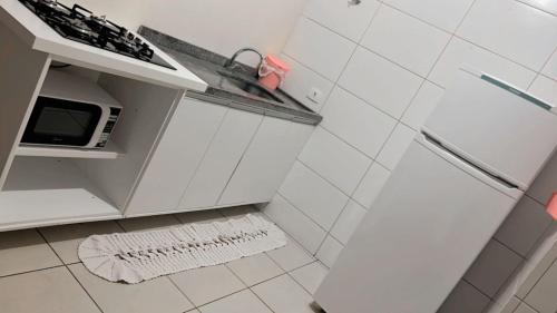 Nhà bếp/bếp nhỏ tại Apartamento aconchegante próximo shopping catuai,uem,vivaro,lebloc