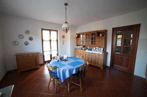 uma cozinha com uma mesa com uma toalha de mesa azul em La Casetta di Lina em Carbonara Scrivia