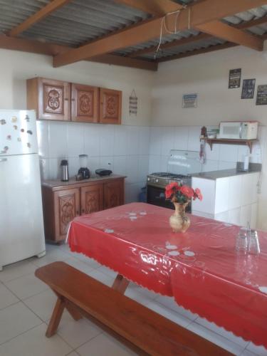uma cozinha com uma mesa com uma toalha de mesa vermelha em Apart Hotel M6D em Rio Branco