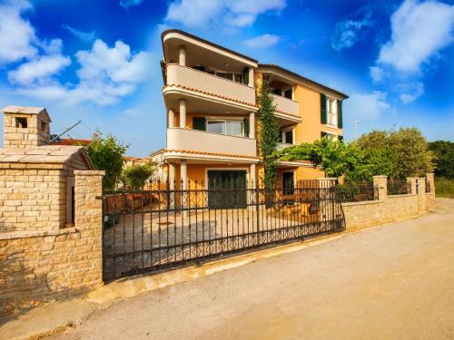 una casa con una valla delante de ella en Ferienwohnung für 4 Personen ca 48 qm in Medulin, Istrien Südküste von Istrien - b60940, en Medulin