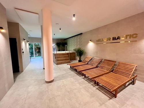 a group of benches in a lobby with a sink at SILVER BALTIC in Kołobrzeg