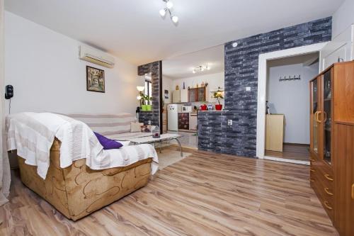 sala de estar con sofá y pared de ladrillo en Ferienwohnung für 4 Personen ca 60 qm in Rovinj, Istrien Istrische Riviera, en Rovinj