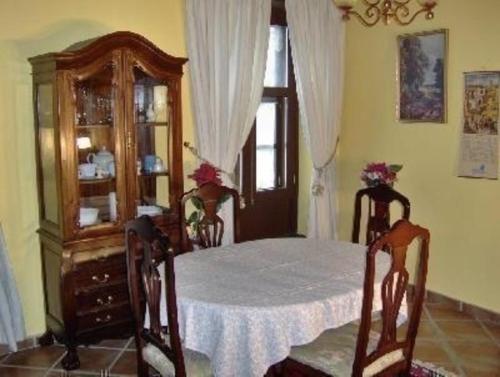 a dining room with a table and two chairs at Ferienwohnung für 2 Personen ca 50 m in Icod de los Vinos, Teneriffa Nordküste von Teneriffa in Icod de los Vinos