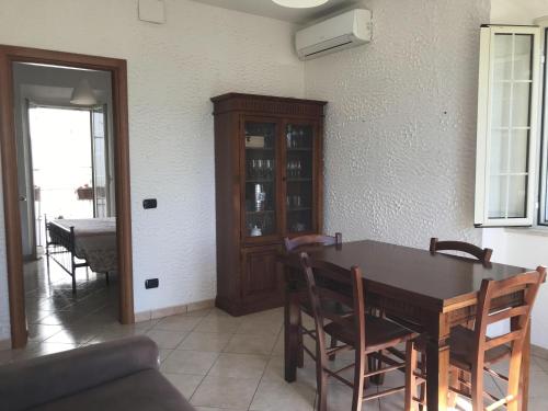 - une salle à manger avec une table et des chaises en bois dans l'établissement Casa Campo dei Fiori, à Pontecorvo