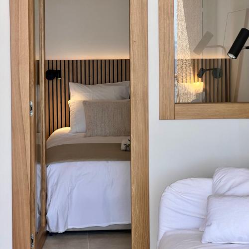 - une chambre avec des lits superposés et un miroir dans l'établissement Quintessenza Casa in Ajaccio, à Ajaccio