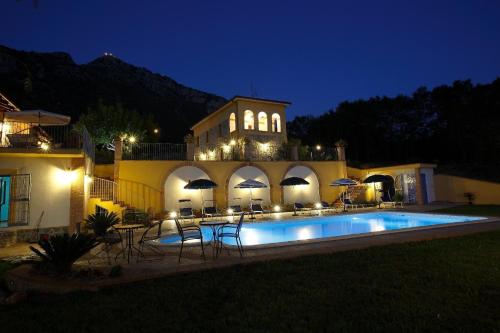 una casa con piscina por la noche en Ferienwohnung für 3 Personen ca 50 qm in Giungano, Kampanien Cilento, en Giungano