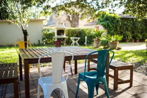 a wooden table with four chairs around it at Il nido in Cerreto Guidi