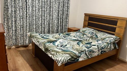 een ongeëvenaard bed in een slaapkamer met een gordijn bij Bickley Street in Perth