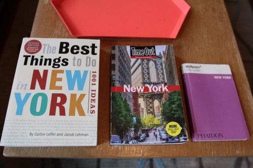 três revistas sentadas numa mesa de madeira em Lux Studio West Village em Nova York