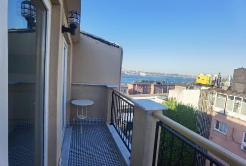 einen Balkon eines Gebäudes mit einem Tisch darauf in der Unterkunft Mr. Bird Hotel in Istanbul