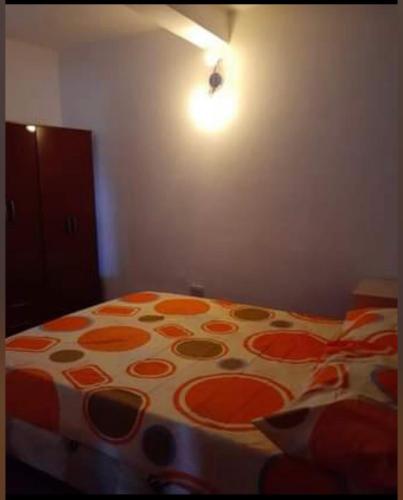 1 dormitorio con 1 cama con manta de lunares en Hospedaje Parano in 