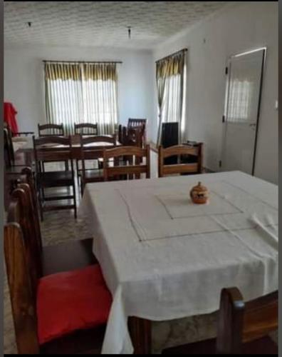Zimmer mit einem Bett, einem Tisch und Stühlen in der Unterkunft Hospedaje Parano in Amaichá del Valle