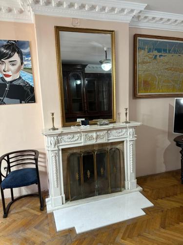 a living room with a fireplace and a mirror at City center apartment in Constanţa