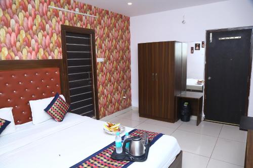 Una cama o camas en una habitación de Hotel MN Grand Shamshabad Airport Zone Hyderabad