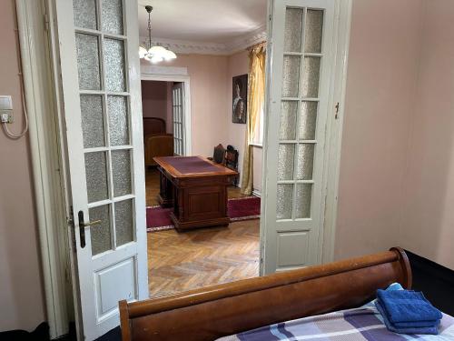 a room with a bed and a desk in a room at City center apartment in Constanţa