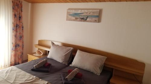 ein Schlafzimmer mit einem Bett mit zwei ausgestopften Tieren darauf in der Unterkunft Apartment Kata in Makarska