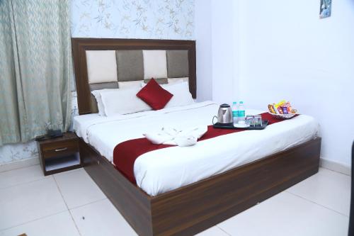 Una cama o camas en una habitación de Hotel MN Grand Shamshabad Airport Zone Hyderabad