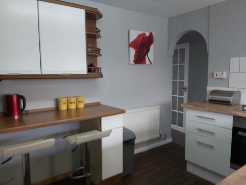 Η κουζίνα ή μικρή κουζίνα στο Eddiwick House - Huku Kwetu Dunstable -Spacious 4 Bedroom House - Beds Suitable for Builders and Contractors