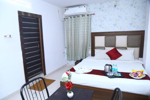 Una cama o camas en una habitación de Hotel MN Grand Shamshabad Airport Zone Hyderabad