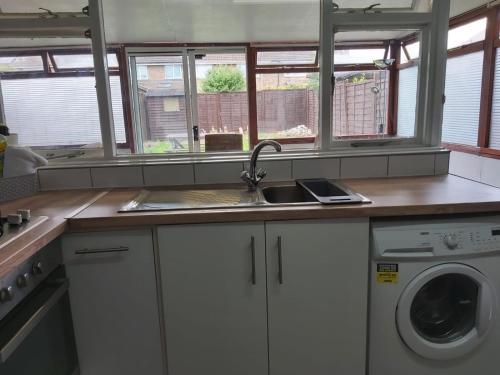 Η κουζίνα ή μικρή κουζίνα στο Eddiwick House - Huku Kwetu Dunstable -Spacious 4 Bedroom House - Beds Suitable for Builders and Contractors