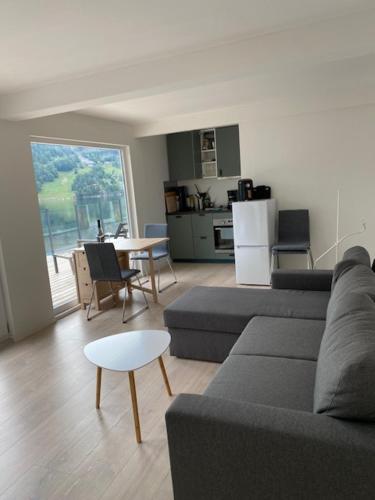 uma sala de estar com um sofá e uma mesa em Trolltun, Frystevegen 4 em Ulvik