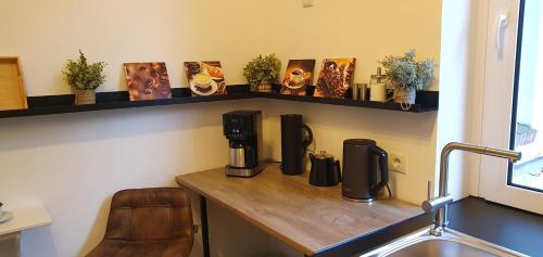 a coffee machine sitting on a wooden counter in a room at JanPartment - geräumig - W-LAN - Natur - Garten - Entspannung - zentral - 10 Min WV-Werk - Carport - 24h CheckIn in Wolfsburg
