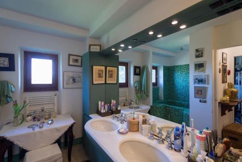 a bathroom with two sinks and a large mirror at Villa delle Croci in Scandicci