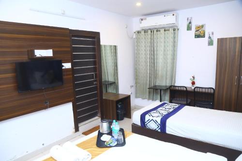 Una cama o camas en una habitación de Hotel MN Grand Shamshabad Airport Zone Hyderabad