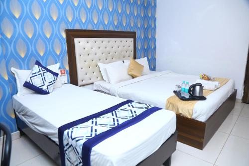 Una cama o camas en una habitación de Hotel MN Grand Shamshabad Airport Zone Hyderabad