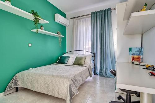 Katil atau katil-katil dalam bilik di Chrysanthi Luxury Villa In Salakos, with Pool & Jacuzzi, Near Beach