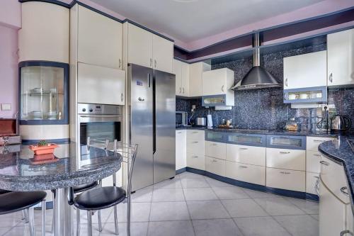 Dapur atau dapur kecil di Chrysanthi Luxury Villa In Salakos, with Pool & Jacuzzi, Near Beach