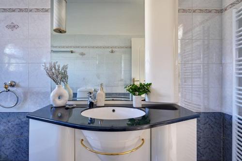 Bilik mandi di Chrysanthi Luxury Villa In Salakos, with Pool & Jacuzzi, Near Beach