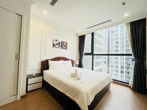 Un dormitorio con una cama y una ventana grande. en Nanahousing-3 Bedroom Apartment Vinhomes Skylake, en Hanói