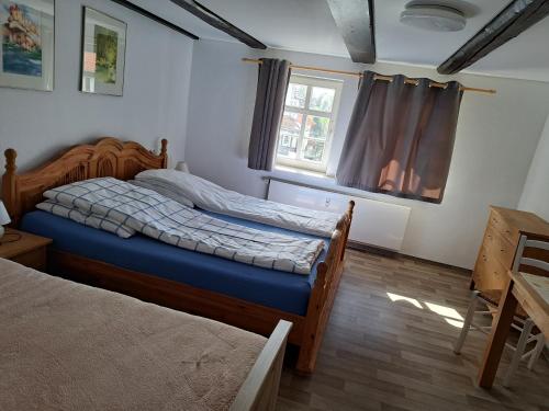um quarto com 2 camas e uma janela em Wollröder Krug em Guxhagen