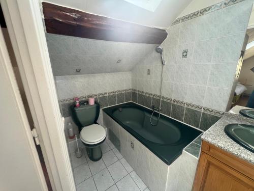 ein Badezimmer mit Badewanne, Toilette und Waschbecken in der Unterkunft Duplex Cosy Centre Ville in Saint-Leu-la-Forêt