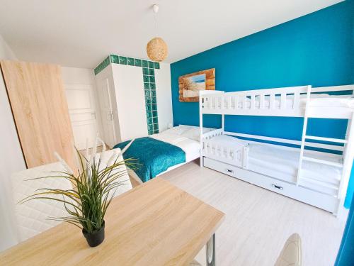 1 dormitorio con paredes azules y litera blanca en Willa Baltycka Bryza en Władysławowo