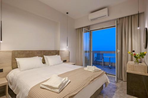 1 dormitorio con 1 cama y vistas al océano en Santa Marina Apartments, en Rodakino