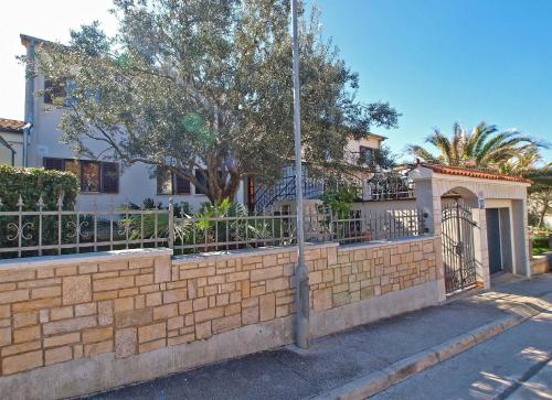 a brick fence in front of a house at Ferienwohnung für 3 Personen ca 32 qm in Pula-Fondole, Istrien Istrische Riviera in Štinjan