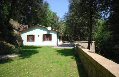 uma pequena casa branca no meio de um quintal em Ferienwohnung für 4 Personen ca 60 qm in Pitigliano, Toskana Maremma em Pitigliano