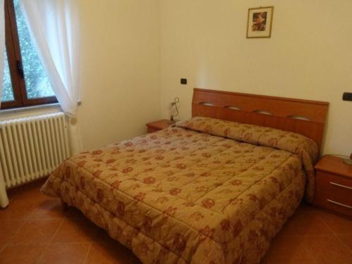 um quarto com uma cama e uma janela em Ferienwohnung für 4 Personen ca 60 qm in Pitigliano, Toskana Maremma em Pitigliano