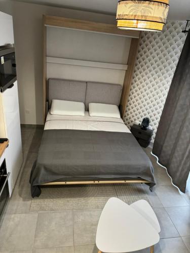 - une chambre avec un lit et deux chaises blanches dans l'établissement Superbe studio cosy, à Chessy