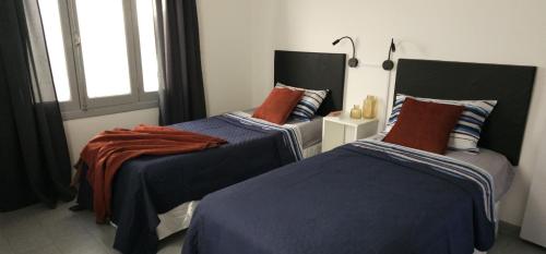 two beds sitting next to each other in a room at Centrico y Luminoso: Tu Refugio en Rio Gallegos in Río Gallegos